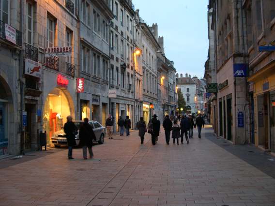  un dimanche soir dans la Grande rue piétonne